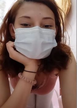 Joven morrita exhibiendo sus tetas 4