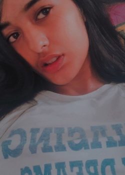 Morrita jugueteando con sus tetas 2