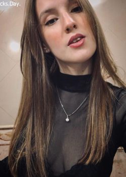 Hermosa exhibiendo las telas 3