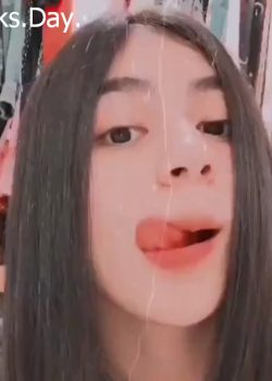 Jovencita caliente masturbándose 14