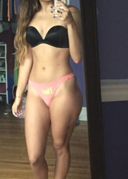 Jovencita viéndose al espejo 1