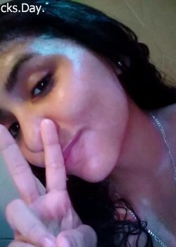 Simpática morrita desnuda 13